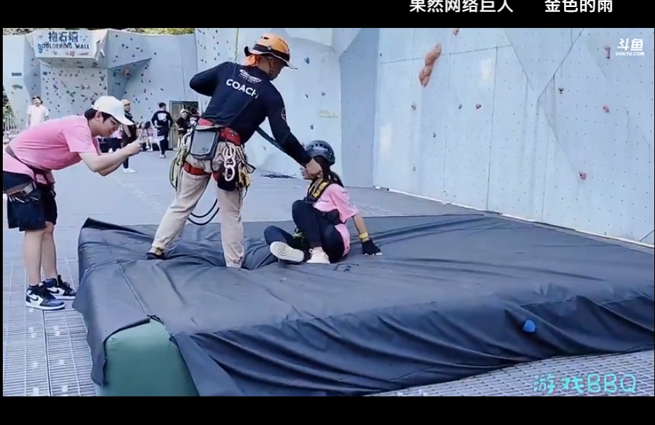 太尷尬!實況正妹「高空彈跳」嚇爆 「驚見一灘水」網傻眼:失禁?