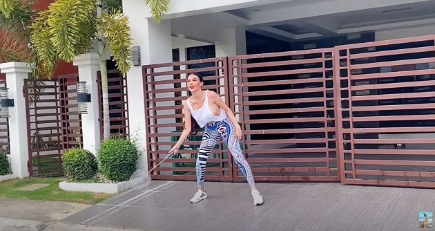 力挺NoBra運動！E級網紅「單穿吊嘎」打羽球　袖口直接開到腰