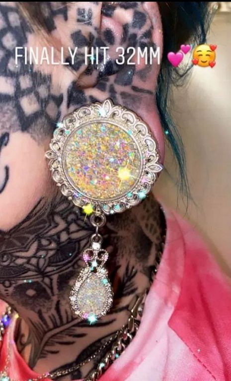 在眼球刺青！網紅「青眼白龍」狂噴76萬變身　耳朵穿3公分大洞