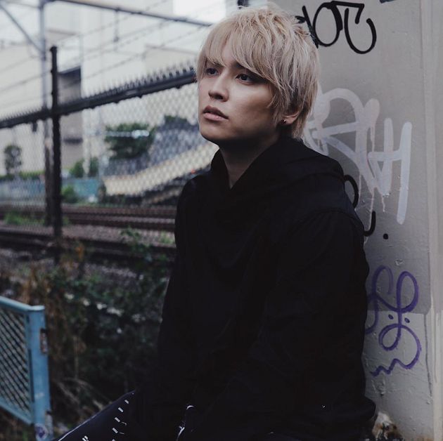 跟三上悠亞激吻！手越祐也出書「爆料圈內戀情」 AKB48人氣成員剉咧等