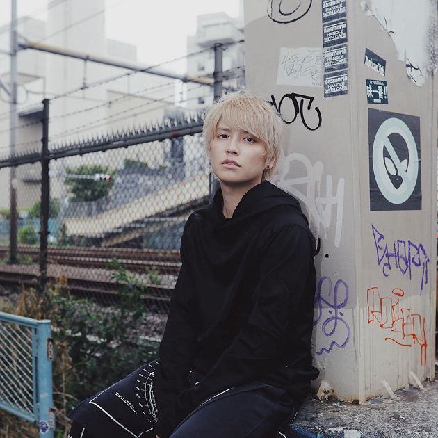 跟三上悠亞激吻！手越祐也出書「爆料圈內戀情」 AKB48人氣成員剉咧等