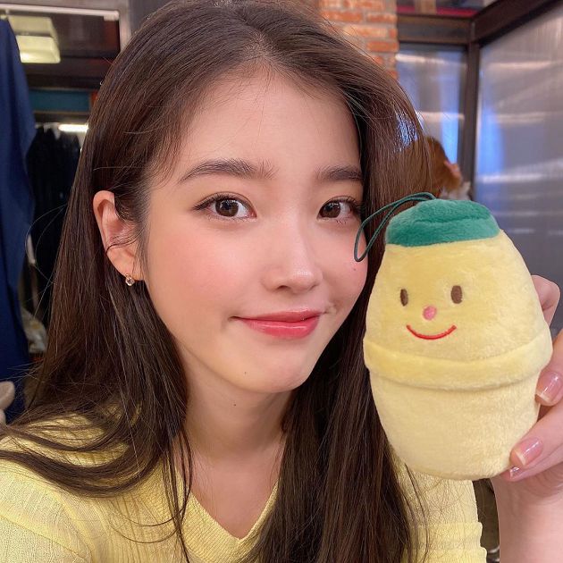 IU素顏照曝光!「單眼皮舊照」再被翻出 網全看歪:真的差好多