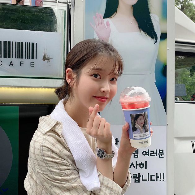 IU素顏照曝光!「單眼皮舊照」再被翻出 網全看歪:真的差好多