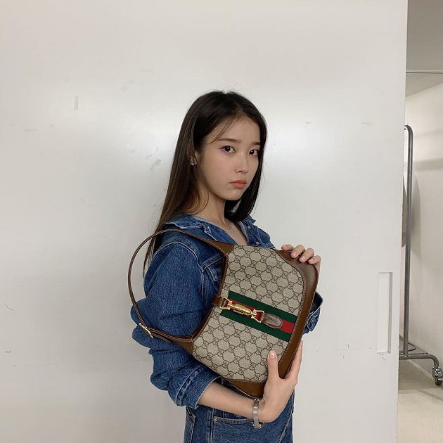 IU素顏照曝光!「單眼皮舊照」再被翻出 網全看歪:真的差好多