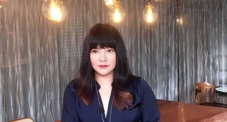 從1994年就開始接觸塔羅牌、西洋占星的唐綺陽被譽為「國師」,以幽默、穩健的談話風格迅速圈粉,如今唐綺陽也經營起Youtube頻道講解星座運勢,迅速就累積了近70萬的訂閱。 10多年前,唐綺陽與薇薇安並列台灣「星座雙后」寶座,但兩人卻也不斷傳出不合消息,甚至還幾度在公眾面前撕破臉互嗆。兩人都互指對方「抄襲自己」,從節目題材到頭髮造型,都成為兩人爭執不休的話題。但2016年薇薇安過世後,唐綺陽也公開祝褔她,放下以往恩怨。