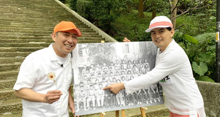 由黃子佼主持的外景綜藝節目《一個都不能少》，邀請已經52歲的屈中恆找回40年前的國小同學相聚，結果屈中恆竟被爆料出許多「超屁」行為，最讓人傻眼的就是他竟然裝「死人排骨湯」給朋友喝。