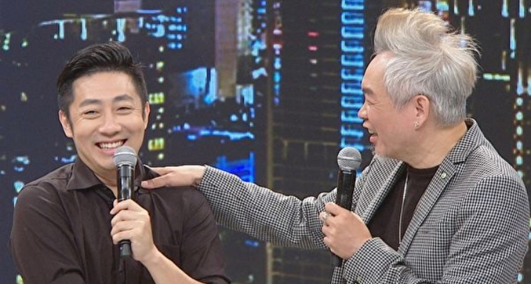 艾成與女友王瞳日前終於登記結婚，長跑9年的愛情也終於修成正果。終於升格為人夫的他也在FB上發布「聲明稿」，力證自己對王瞳的愛來回應酸民。而他近期到八大《樂來越好聽》錄影，與主持人澎恰恰、孫淑媚，及來賓康康一起「唱談」無國界好歌。而艾成與康康聊到感情時，則火力全開互虧，讓主持人不禁捏一把冷汗。