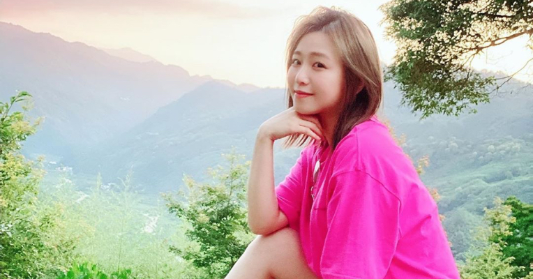 茵聲出遊羞露美背！隔天再發文　網見胸前黑縫：可以擠深一點