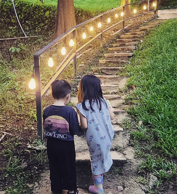 Romeo長大了! 賞畫姿勢神同步周董 網笑:有其父必有其子!