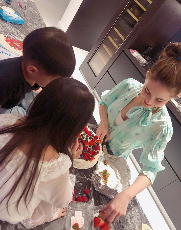 Romeo長大了! 賞畫姿勢神同步周董 網笑:有其父必有其子!