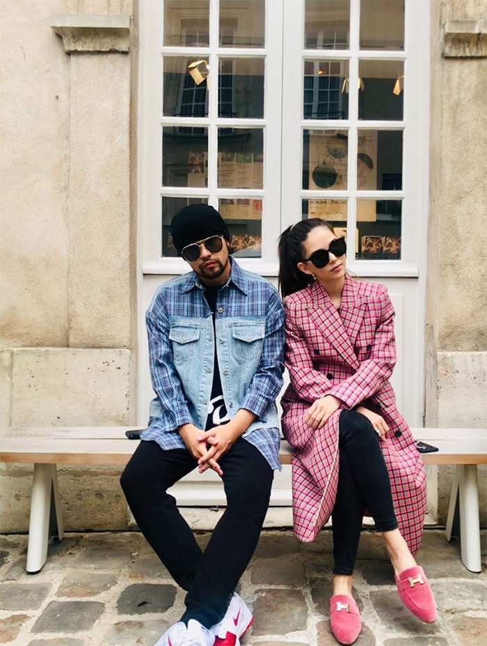 Romeo長大了! 賞畫姿勢神同步周董 網笑:有其父必有其子!