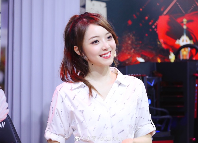 真實顏值曝光！正妹主持人「無P圖流出」　網：果然是阿姨！