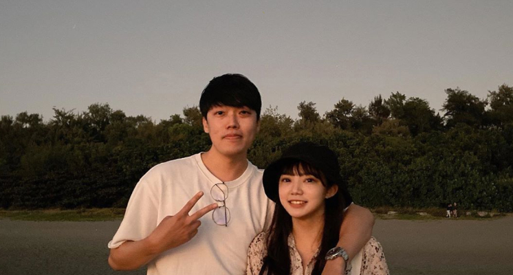 坐擁160萬超高人數訂閱的《狠愛演》近日傳出因「內部問題」，導致三人發生爭執，於是決定暫停經營，未來可能朝向各自單飛的路線發展，讓粉絲們都超級難過。但關於「內部原因」有諸多猜測，有人猜測是為錢翻臉，有人覺得是因為「女友們」的加入才導致三人友誼破裂。