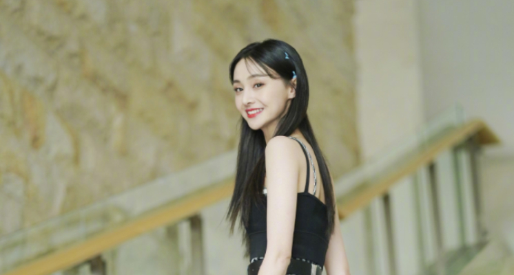 寄錯包裹為賠罪「豪送57萬精品」  網起底鄭爽實力寵粉事蹟