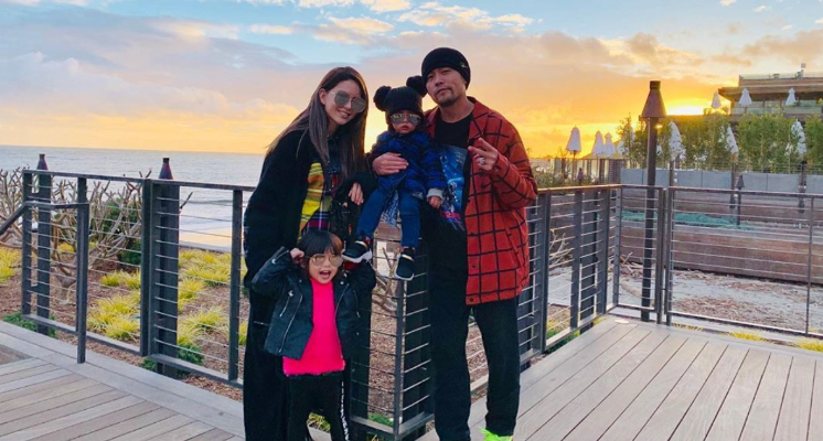 昨日周杰倫在個人IG上發出一張與兒子Romeo一同賞畫的背影照,粉絲驚見兒子竟然已經長這麼大了,紛紛猜他可能很快就要超越周董173的身高了,許久未看到Romeo的大家也越來越好奇孩子的長相。