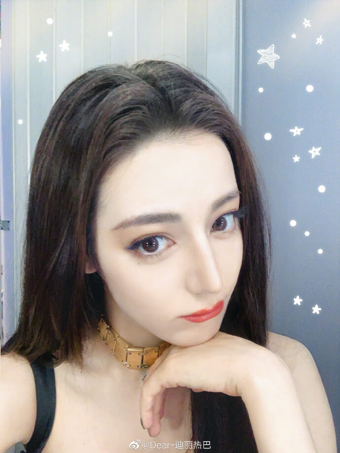 確定搭檔楊洋!迪麗熱巴深V長裙「開衩到大腿」 網暴動:美到不像地球人