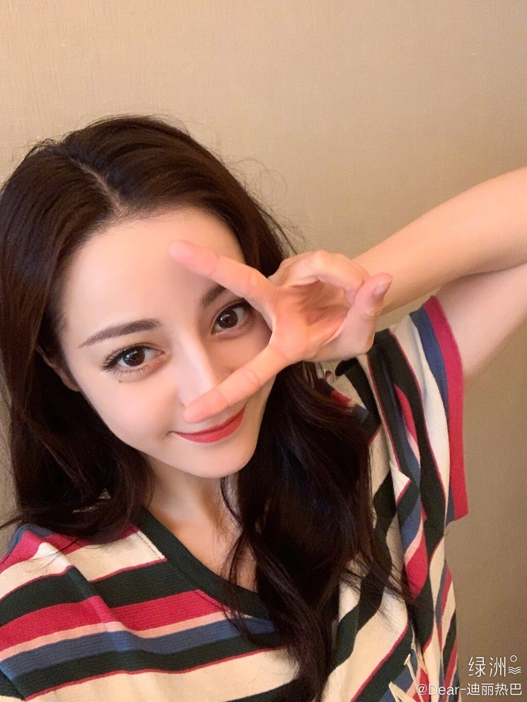 確定搭檔楊洋!迪麗熱巴深V長裙「開衩到大腿」 網暴動:美到不像地球人