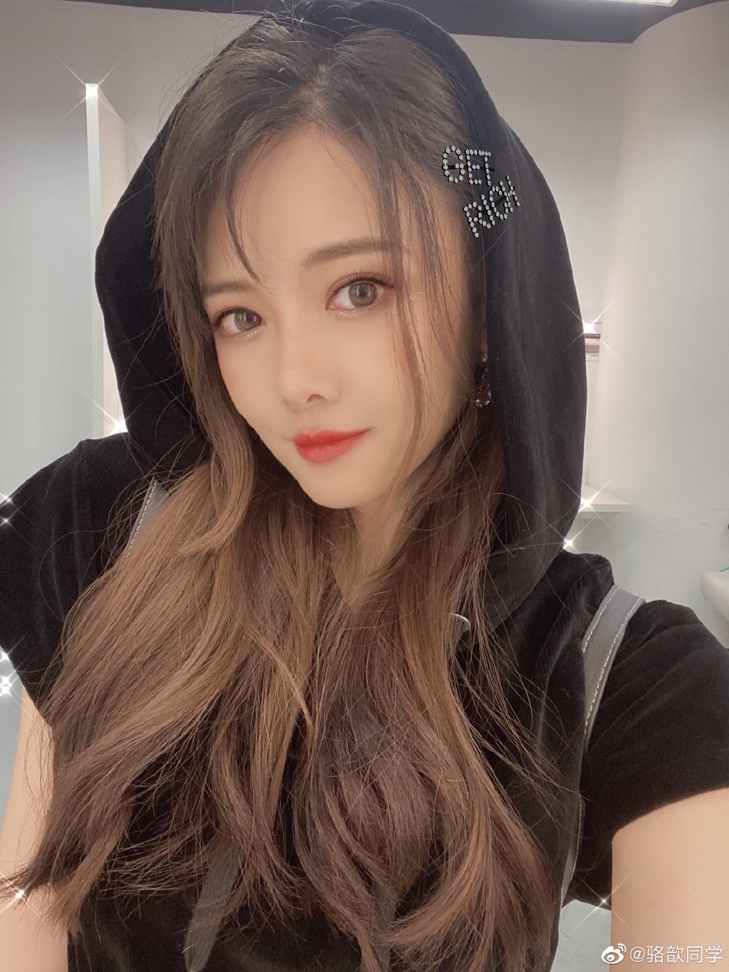 26歲穿兒童鞋!正妹解說「真實身高成謎」 網驚:不到150?