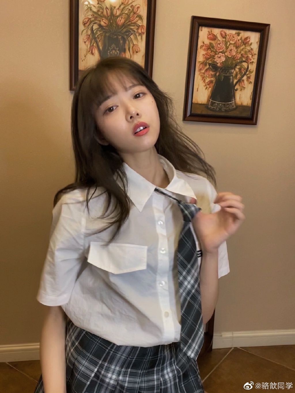 26歲穿兒童鞋!正妹解說「真實身高成謎」 網驚:不到150?