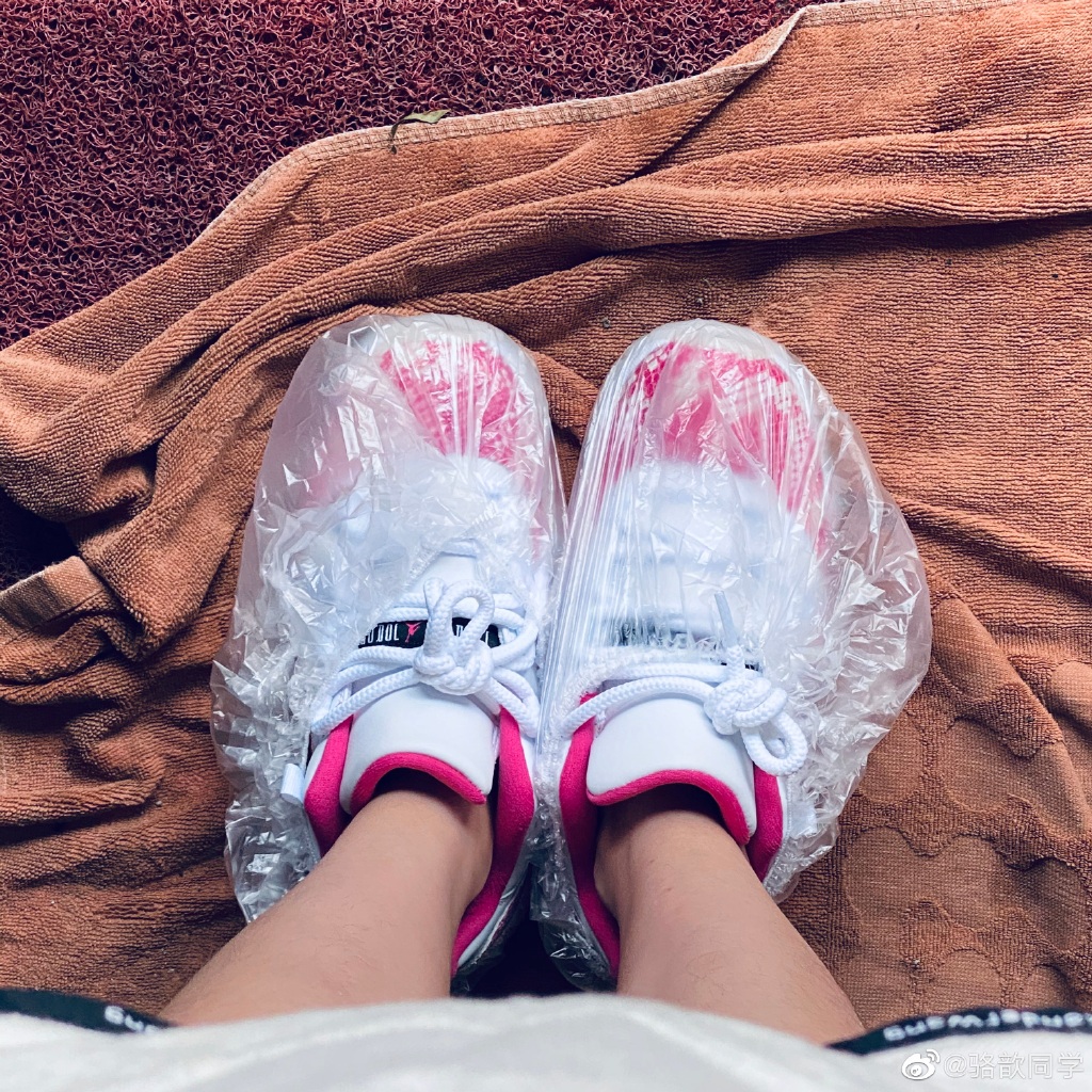 26歲穿兒童鞋!正妹解說「真實身高成謎」 網驚:不到150?