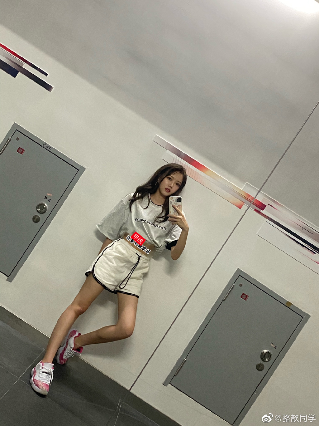 26歲穿兒童鞋!正妹解說「真實身高成謎」 網驚:不到150?