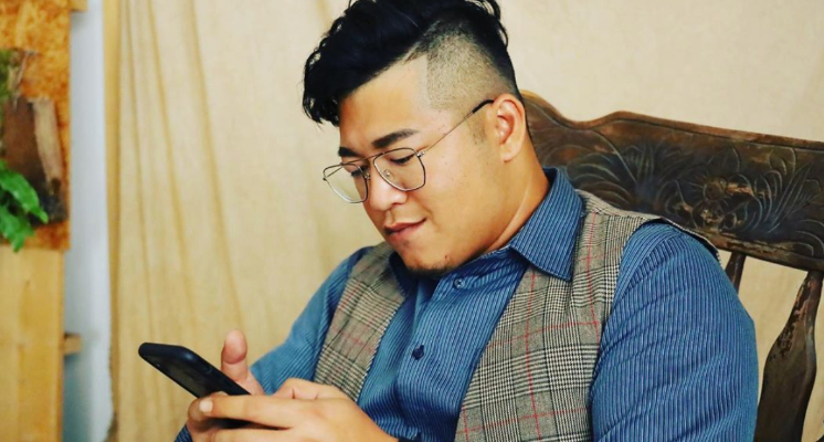 《含羞草日記》成立於2017年8月,由草爺、超艾夾、曾艾夾、戰神駿等人組成。他們原先並非專業網紅,每個人都有自己的職業,如卡車司機、批發商、種茶的等等,但由於這一群人都對「夾娃娃」很有興趣,於是開始拍攝夾娃娃的影片傳到網路上分享,起先只是想要「紀錄生活」,但沒想到竟因此爆紅。 草爺與超艾夾表示,花費在夾娃娃上的錢至今可能已經破千萬,笑笑表示「沒想到要算,也不敢去算」。而當《含羞草日記》頻道破30萬訂閱後,一行人決定要全心投入在影片上,也開始與其他網紅合作,嘗試多元主題。 《含羞草日記》成員相較於其他Youtuber來說,年紀都偏大,社會歷練也較豐富,所以影片風格顯得較為老成,待人處事的觀點也較獨特。前日草爺為了女兒們重新佈置房間,找來了近期爆出抄襲風波的Lofi House合作,影片一出遭觀眾罵翻,但他卻逆風護航,引起粉絲熱議。