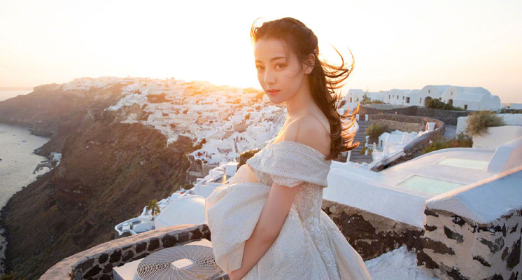 確定搭檔楊洋!迪麗熱巴深V長裙「開衩到大腿」 網暴動:美到不像地球人