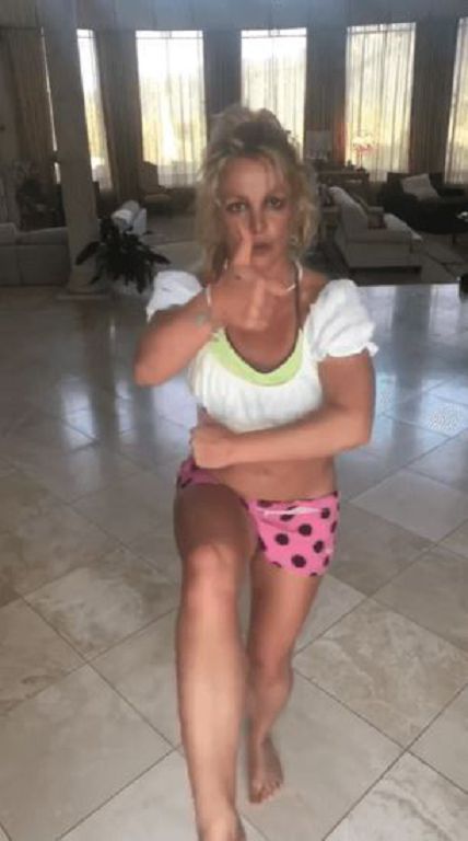 真被軟禁在精神病院？小甜甜布蘭妮「影片曝異常」爸否認：都是陰謀論