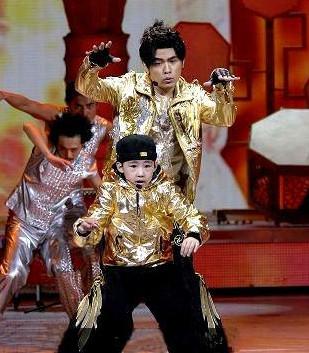 幫周杰倫伴舞爆紅!七歲街舞天才少年「能頭轉40圈」 11年後「悲慘近況曝光」!