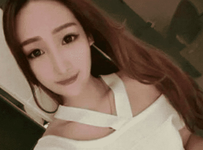 「UNIQLO試衣間激戰片」爆紅!女主角五年後「近況曝光」 網傻眼:太不要臉