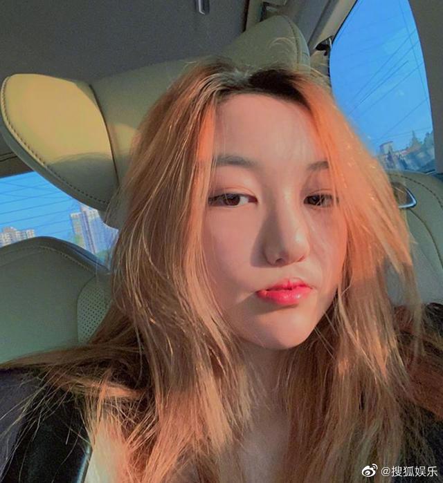 14歲就染髮喝酒！王菲小女兒「辣穿細肩帶」　網酸：看起來像30