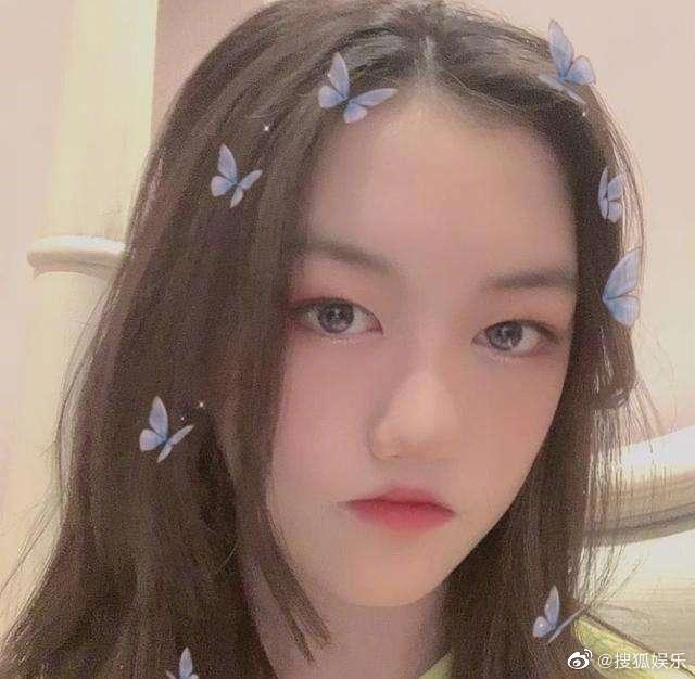 14歲就染髮喝酒！王菲小女兒「辣穿細肩帶」　網酸：看起來像30