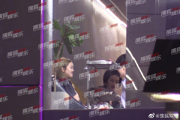 14歲就染髮喝酒！王菲小女兒「辣穿細肩帶」　網酸：看起來像30