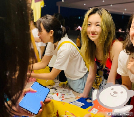 14歲就染髮喝酒！王菲小女兒「辣穿細肩帶」　網酸：看起來像30