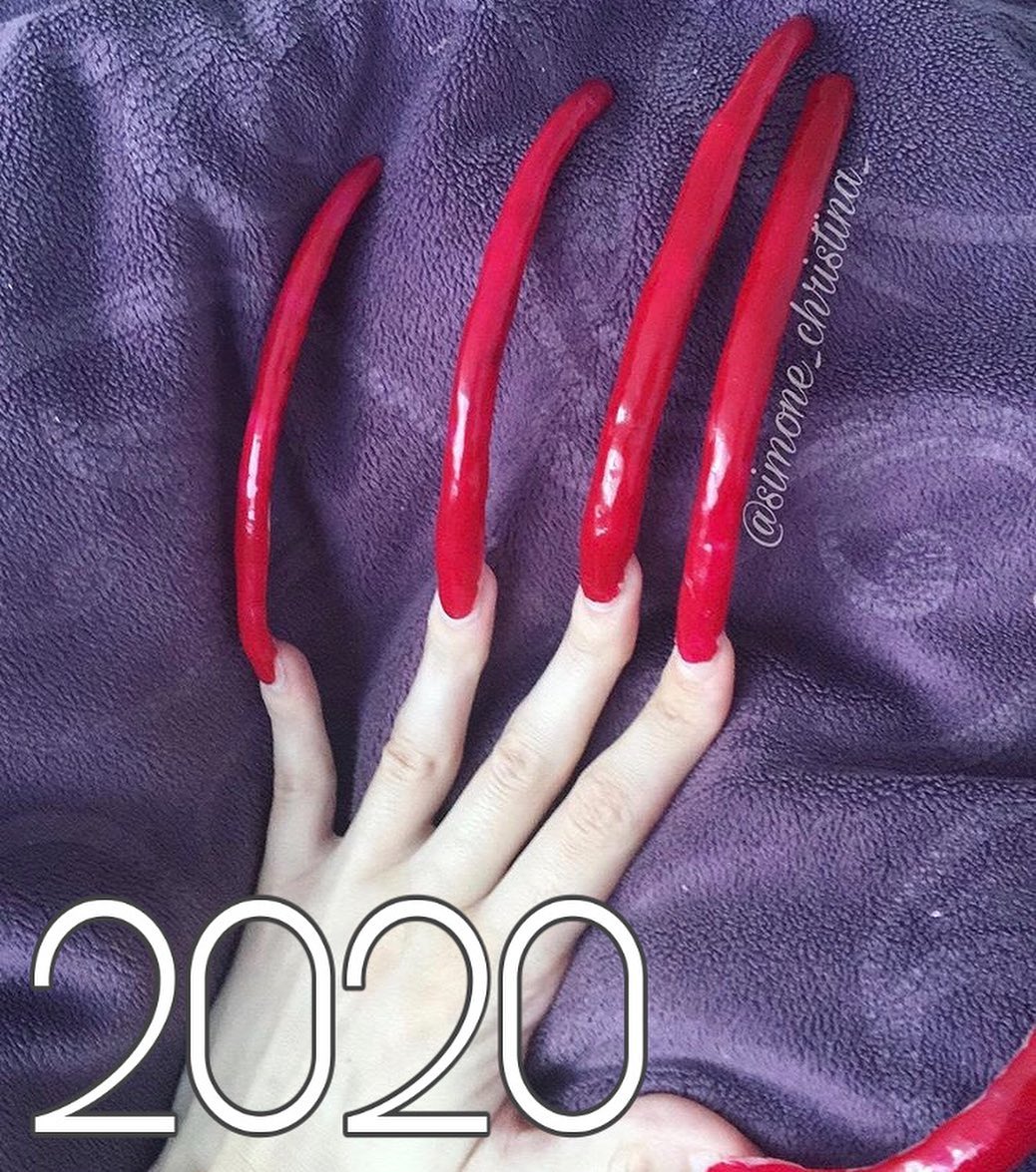 六年都沒剪過!18歲網紅「指甲超過15公分」 網嚇歪:超像巫婆