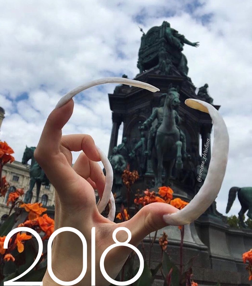 六年都沒剪過!18歲網紅「指甲超過15公分」 網嚇歪:超像巫婆