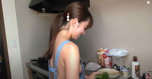 狂踩YT底線！日本正妹「單穿圍裙」炸出半球　網刷一排秒數