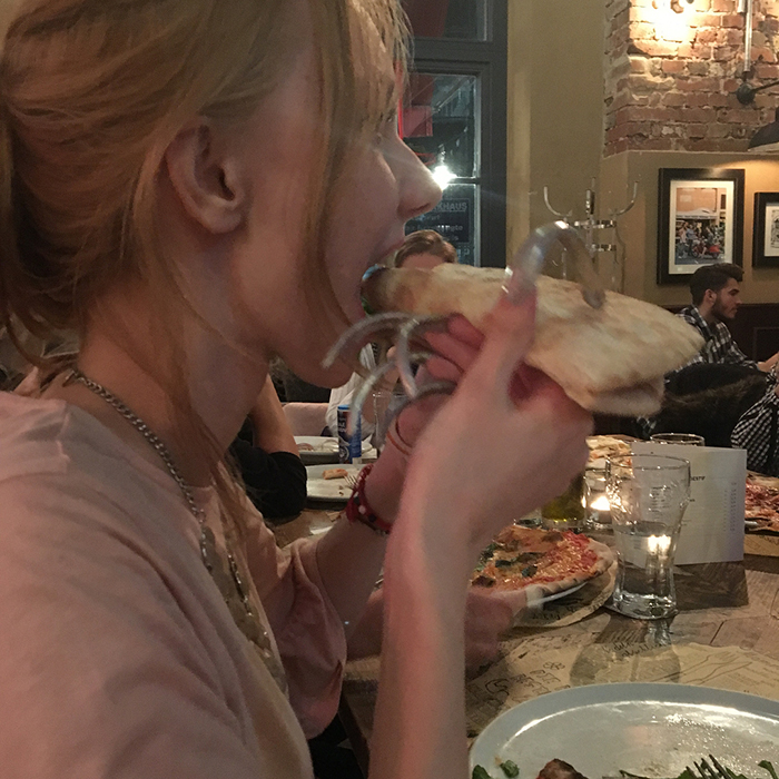 六年都沒剪過!18歲網紅「指甲超過15公分」 網嚇歪:超像巫婆