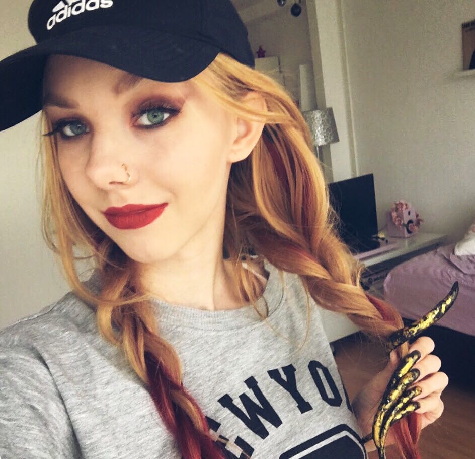 六年都沒剪過!18歲網紅「指甲超過15公分」 網嚇歪:超像巫婆