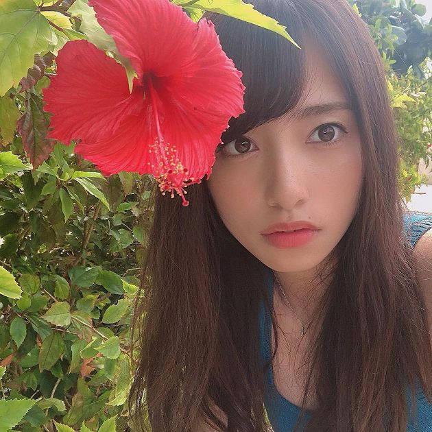 狂踩YT底線！日本正妹「單穿圍裙」炸出半球　網刷一排秒數