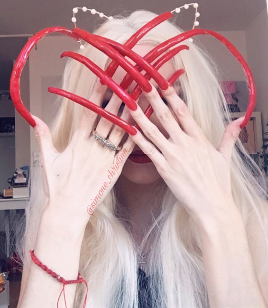 六年都沒剪過!18歲網紅「指甲超過15公分」 網嚇歪:超像巫婆