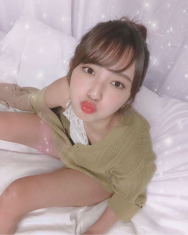 狂踩YT底線！日本正妹「單穿圍裙」炸出半球　網刷一排秒數