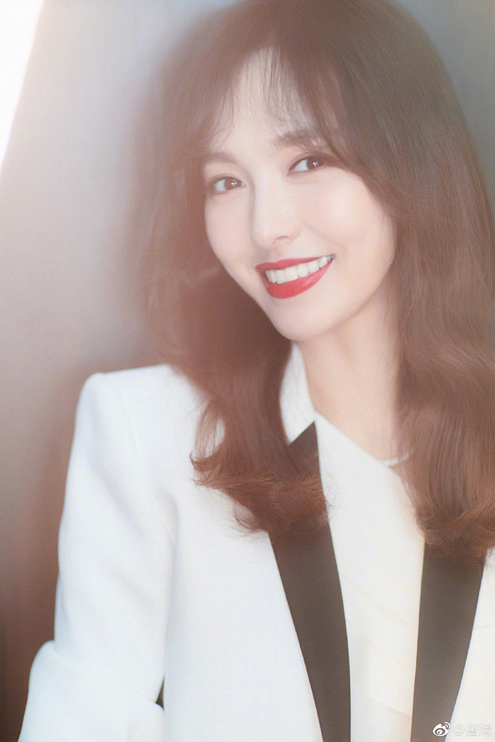 唐嫣產後瘦過頭！「衣服掛不住」爆走光　網傻眼：造型災難！