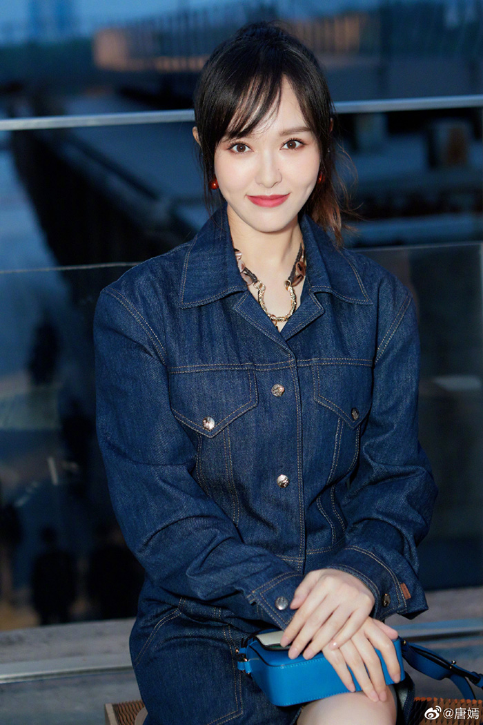 唐嫣產後瘦過頭！「衣服掛不住」爆走光　網傻眼：造型災難！