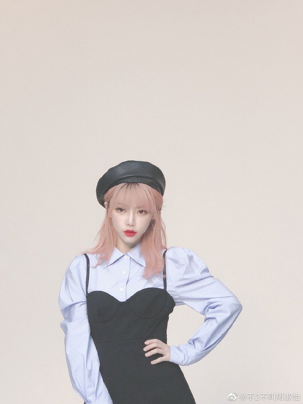 腫成大象腿！實況正妹「真實身材曝光」：只有140公分？