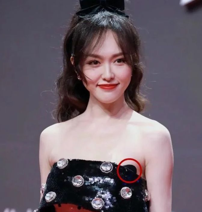 唐嫣產後瘦過頭！「衣服掛不住」爆走光　網傻眼：造型災難！