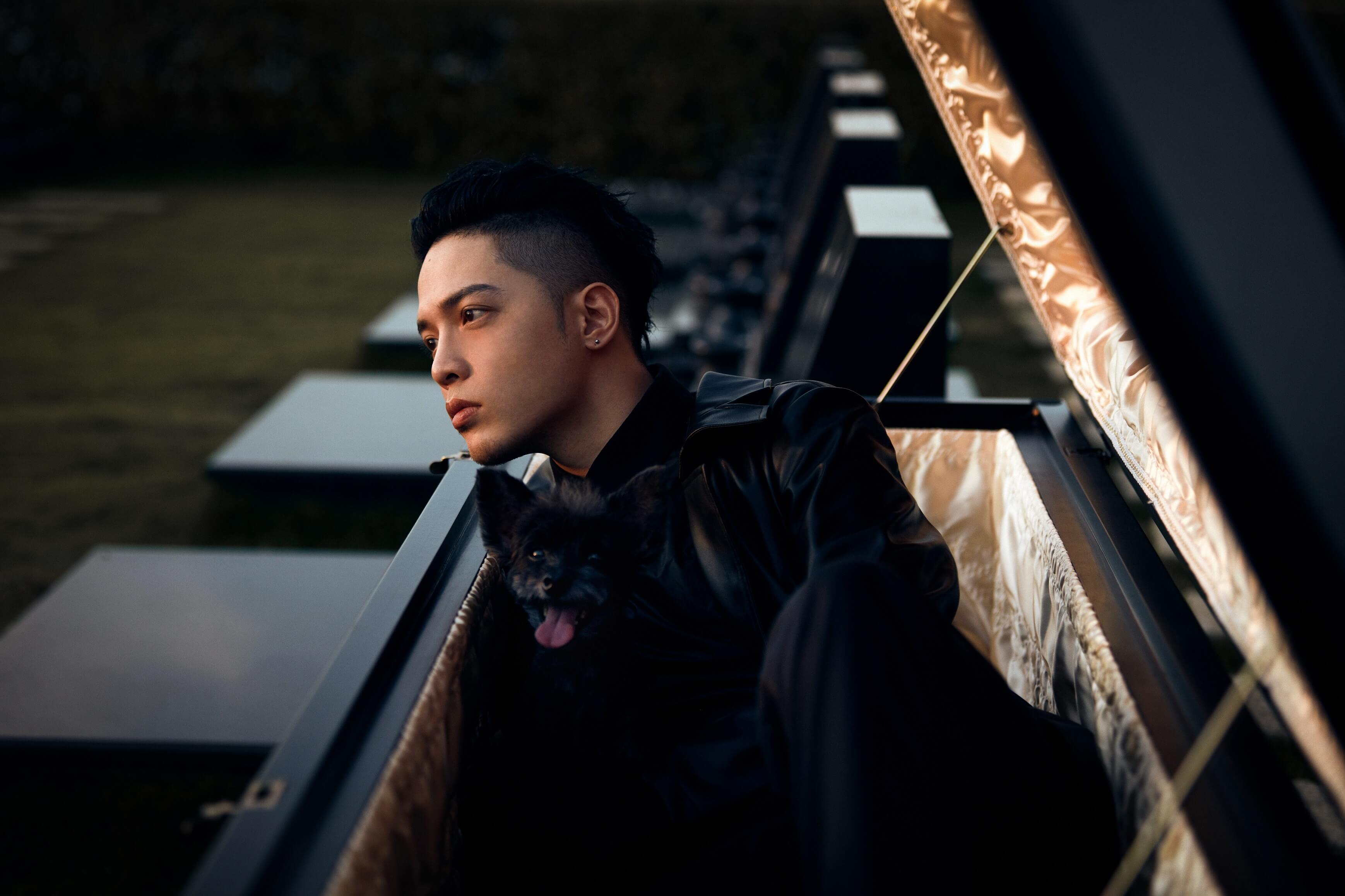 J.Sheon「入墳場拍MV」　中暑又被煞到：真的毛毛的！