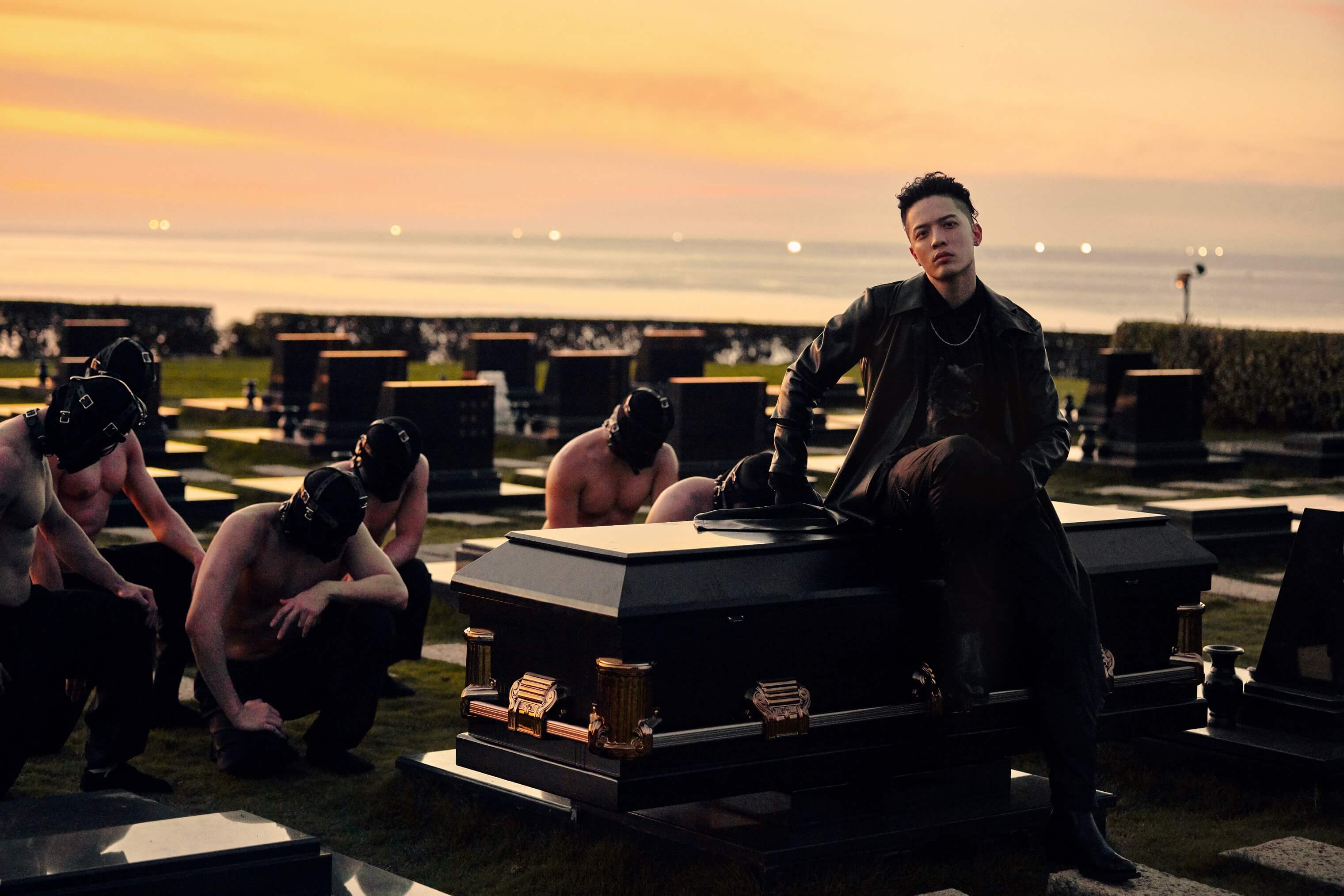 J.Sheon「入墳場拍MV」　中暑又被煞到：真的毛毛的！