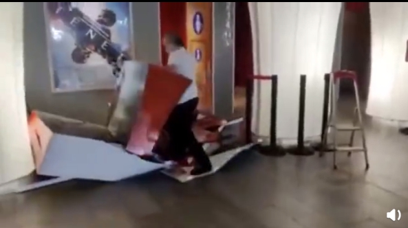 劉亦菲挨罵一年！《花木蘭》「海報慘被砸爛」真相曝光　網：太衰