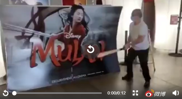 劉亦菲挨罵一年！《花木蘭》「海報慘被砸爛」真相曝光　網：太衰